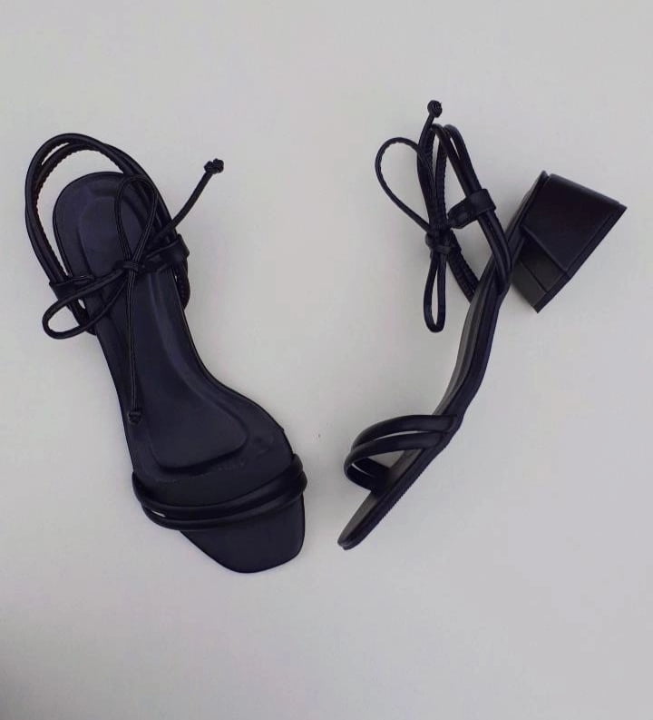 Sandália preta com amarração salto 4cm