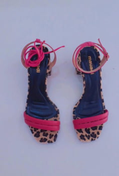 Sandália onça com pink fivela e amarração salto bloco 5 cm